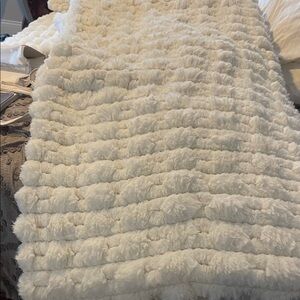 Luxurious Cream Faux Fur Throw Blanket